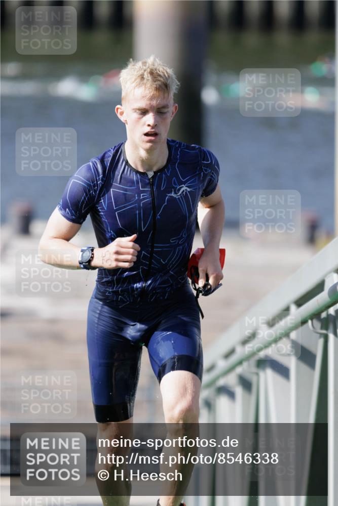10.08.2025 - GEWOBA Citytriathlon Bremen H.Heesch http://msf.ph/oto/8546338 10.08.2025 10:17:09 Schwimmen 351 meine-sportfotos.de