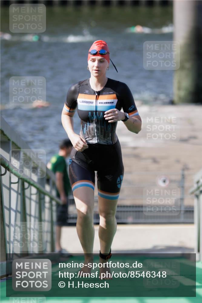 10.08.2025 - GEWOBA Citytriathlon Bremen H.Heesch http://msf.ph/oto/8546348 10.08.2025 10:17:28 Schwimmen 441 meine-sportfotos.de