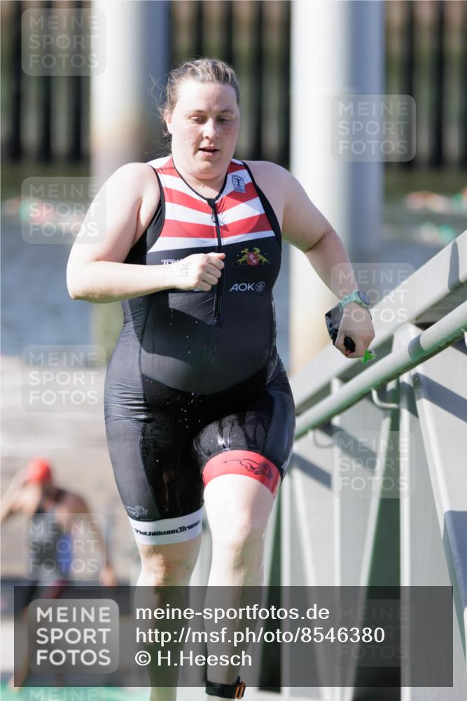 10.08.2025 - GEWOBA Citytriathlon Bremen H.Heesch http://msf.ph/oto/8546380 10.08.2025 10:17:39 Schwimmen 427, 476 meine-sportfotos.de