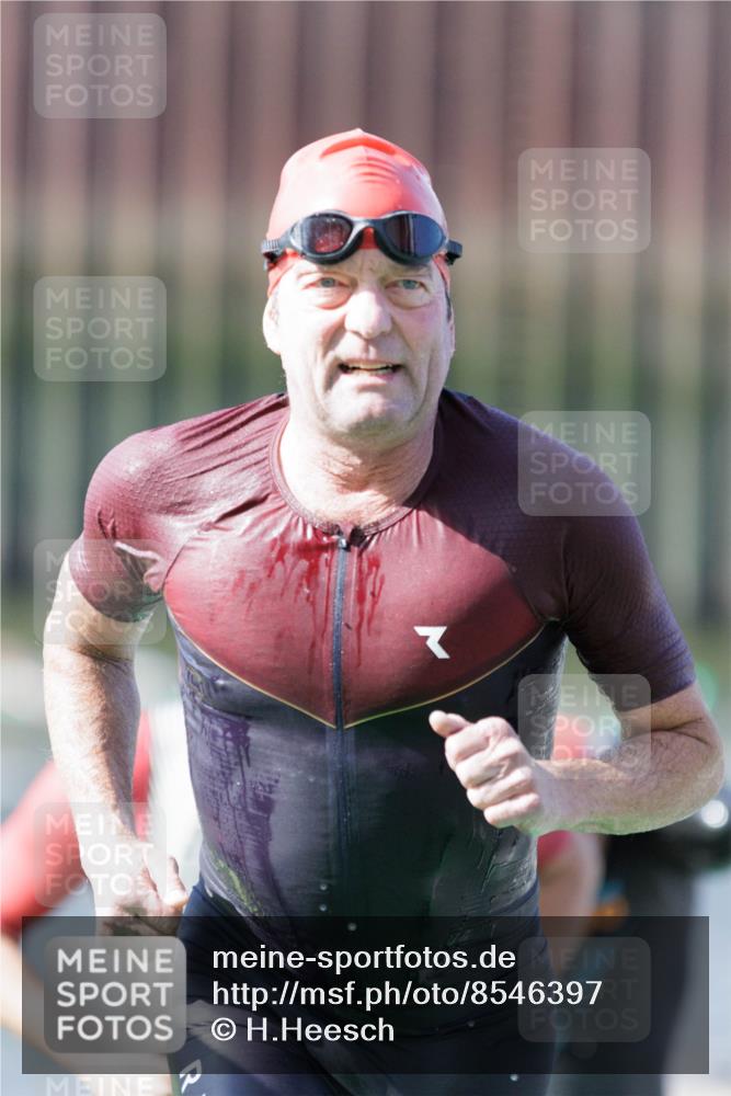 10.08.2025 - GEWOBA Citytriathlon Bremen H.Heesch http://msf.ph/oto/8546397 10.08.2025 10:17:58 Schwimmen 387, 433, 509, 510 meine-sportfotos.de