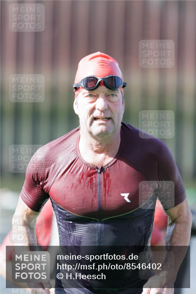 10.08.2025 - GEWOBA Citytriathlon Bremen H.Heesch http://msf.ph/oto/8546402 10.08.2025 10:17:59 Schwimmen 387, 433, 509, 510 meine-sportfotos.de