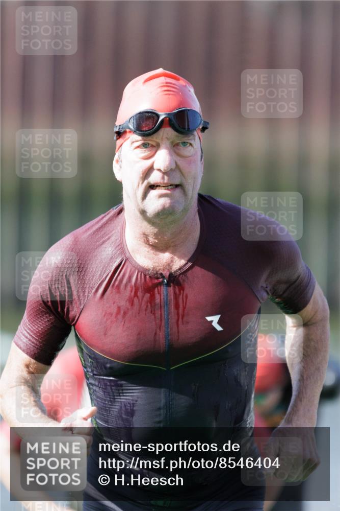 10.08.2025 - GEWOBA Citytriathlon Bremen H.Heesch http://msf.ph/oto/8546404 10.08.2025 10:17:59 Schwimmen 387, 433, 509, 510 meine-sportfotos.de