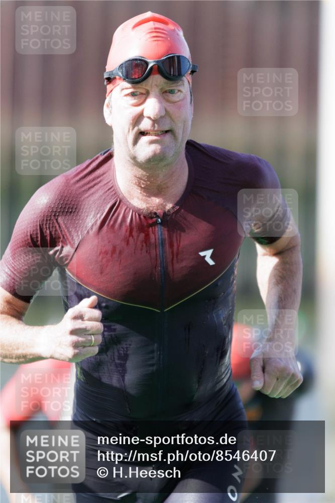 10.08.2025 - GEWOBA Citytriathlon Bremen H.Heesch http://msf.ph/oto/8546407 10.08.2025 10:17:59 Schwimmen 387, 433, 509, 510 meine-sportfotos.de