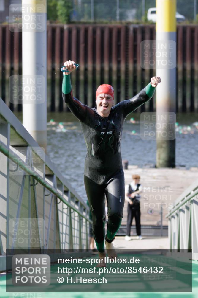 10.08.2025 - GEWOBA Citytriathlon Bremen H.Heesch http://msf.ph/oto/8546432 10.08.2025 10:18:07 Schwimmen 353, 433 meine-sportfotos.de