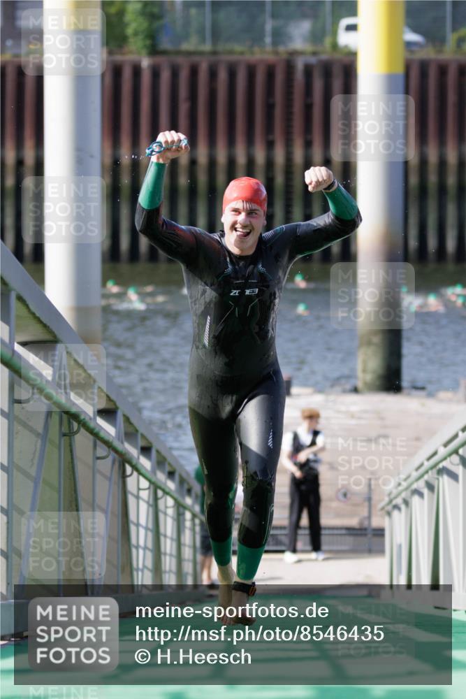 10.08.2025 - GEWOBA Citytriathlon Bremen H.Heesch http://msf.ph/oto/8546435 10.08.2025 10:18:07 Schwimmen 353, 433 meine-sportfotos.de