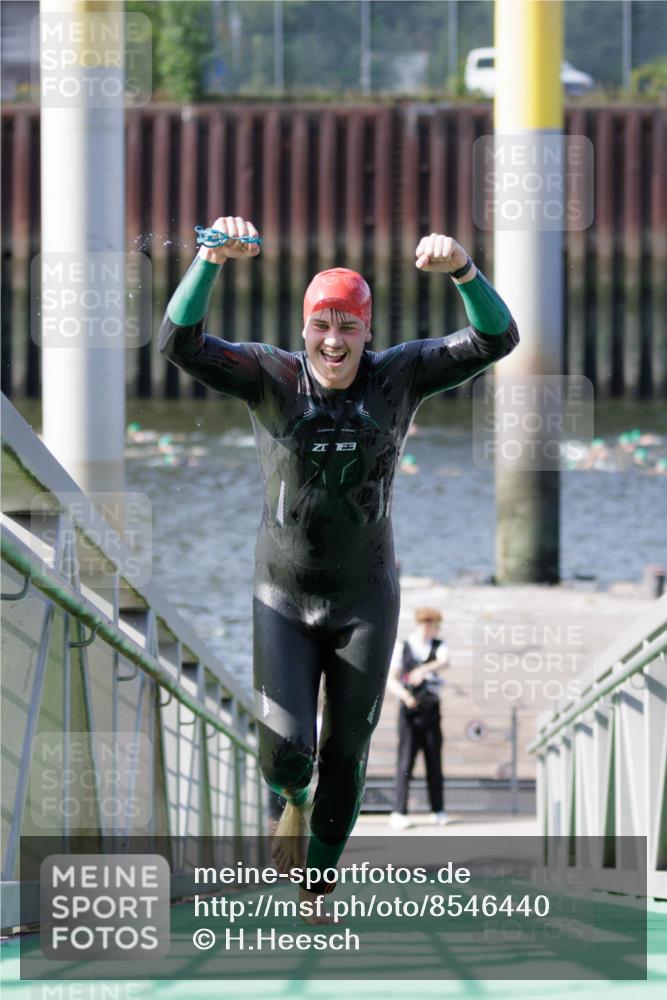 10.08.2025 - GEWOBA Citytriathlon Bremen H.Heesch http://msf.ph/oto/8546440 10.08.2025 10:18:07 Schwimmen 353, 433 meine-sportfotos.de