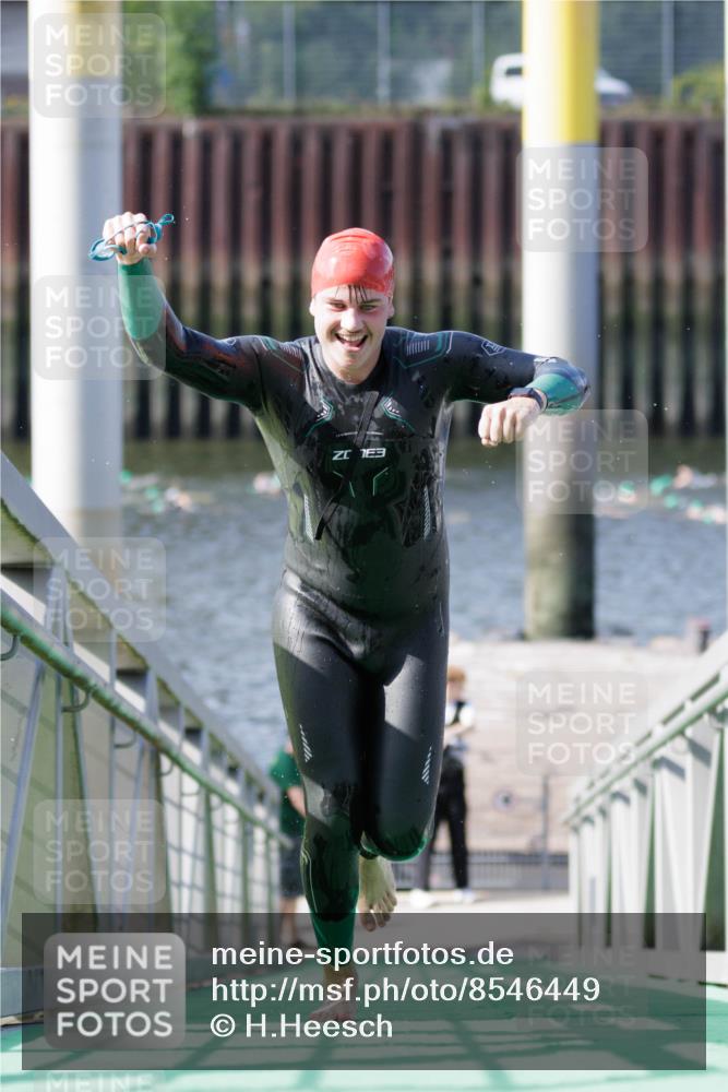 10.08.2025 - GEWOBA Citytriathlon Bremen H.Heesch http://msf.ph/oto/8546449 10.08.2025 10:18:07 Schwimmen 353, 433 meine-sportfotos.de