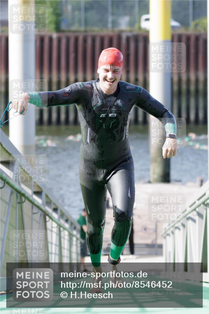 10.08.2025 - GEWOBA Citytriathlon Bremen H.Heesch http://msf.ph/oto/8546452 10.08.2025 10:18:07 Schwimmen 353, 433 meine-sportfotos.de