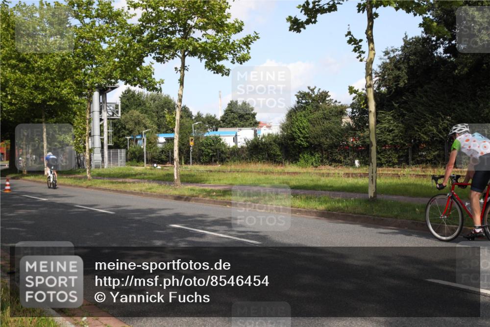 10.08.2025 - GEWOBA Citytriathlon Bremen Yannick Fuchs http://msf.ph/oto/8546454 10.08.2025 10:40:01 Radfahren 55, 57, 61, 77, 79, 91, 143, 197, 227, 398, 496 meine-sportfotos.de