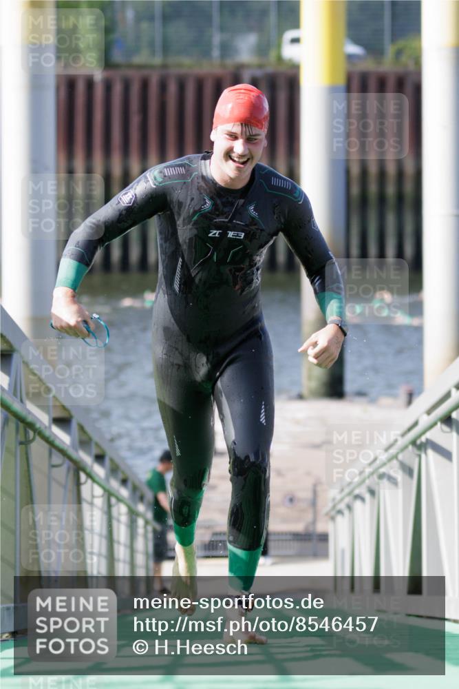 10.08.2025 - GEWOBA Citytriathlon Bremen H.Heesch http://msf.ph/oto/8546457 10.08.2025 10:18:08 Schwimmen 353, 433 meine-sportfotos.de