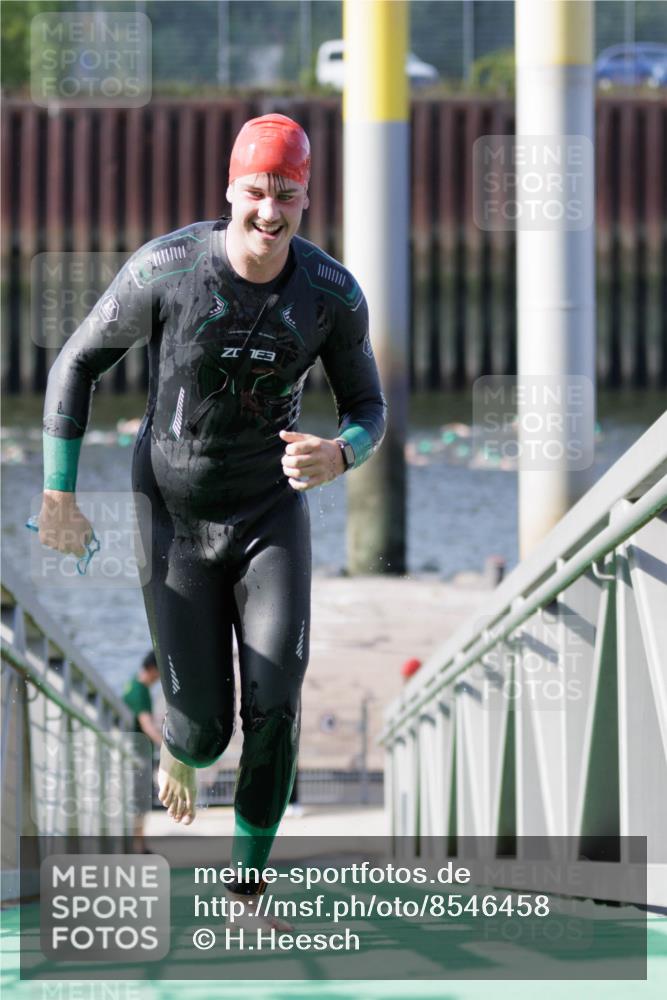 10.08.2025 - GEWOBA Citytriathlon Bremen H.Heesch http://msf.ph/oto/8546458 10.08.2025 10:18:08 Schwimmen 353, 433 meine-sportfotos.de