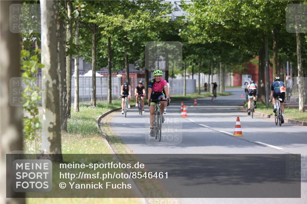 10.08.2025 - GEWOBA Citytriathlon Bremen Yannick Fuchs http://msf.ph/oto/8546461 10.08.2025 13:01:51 Radfahren 586, 663, 703, 754, 819, 828, 842, 851, 923, 953, 964, 1011 meine-sportfotos.de