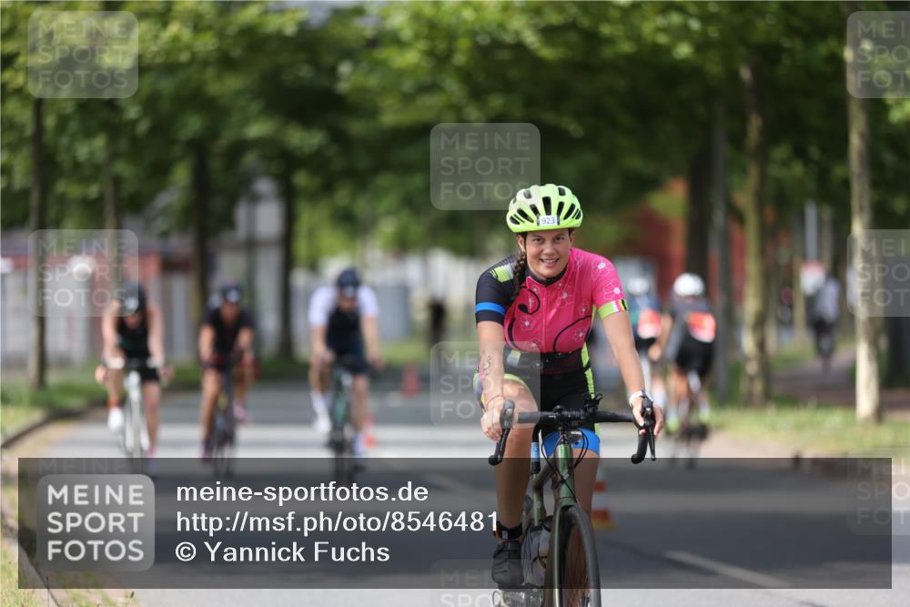 10.08.2025 - GEWOBA Citytriathlon Bremen Yannick Fuchs http://msf.ph/oto/8546481 10.08.2025 13:01:52 Radfahren 586, 703, 754, 819, 828, 842, 851, 923, 953, 964, 1011 meine-sportfotos.de
