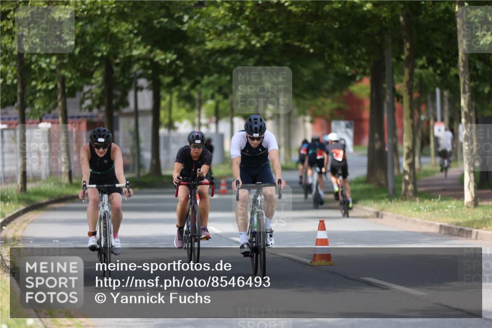 10.08.2025 - GEWOBA Citytriathlon Bremen Yannick Fuchs http://msf.ph/oto/8546493 10.08.2025 13:01:53 Radfahren 586, 703, 754, 819, 828, 842, 851, 923, 953, 964, 1011 meine-sportfotos.de