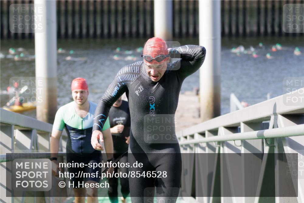 10.08.2025 - GEWOBA Citytriathlon Bremen H.Heesch http://msf.ph/oto/8546528 10.08.2025 10:18:30 Schwimmen 354, 412, 414, 508 meine-sportfotos.de