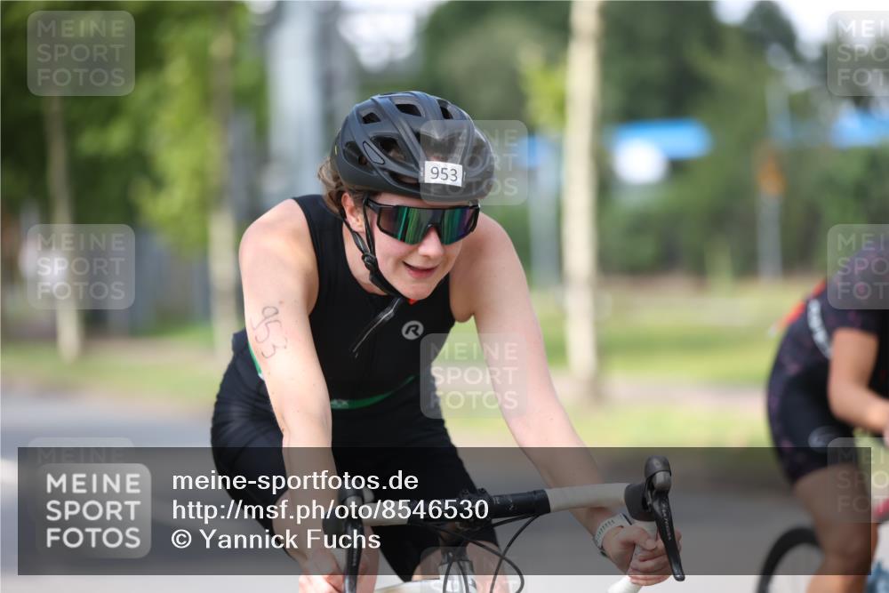 10.08.2025 - GEWOBA Citytriathlon Bremen Yannick Fuchs http://msf.ph/oto/8546530 10.08.2025 13:01:55 Radfahren 586, 703, 819, 828, 842, 923, 953, 964, 1011 meine-sportfotos.de