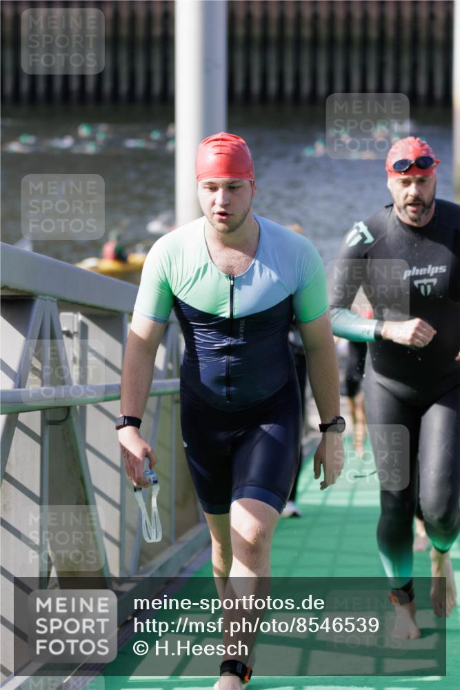 10.08.2025 - GEWOBA Citytriathlon Bremen H.Heesch http://msf.ph/oto/8546539 10.08.2025 10:18:33 Schwimmen 349, 354, 412, 414, 508 meine-sportfotos.de