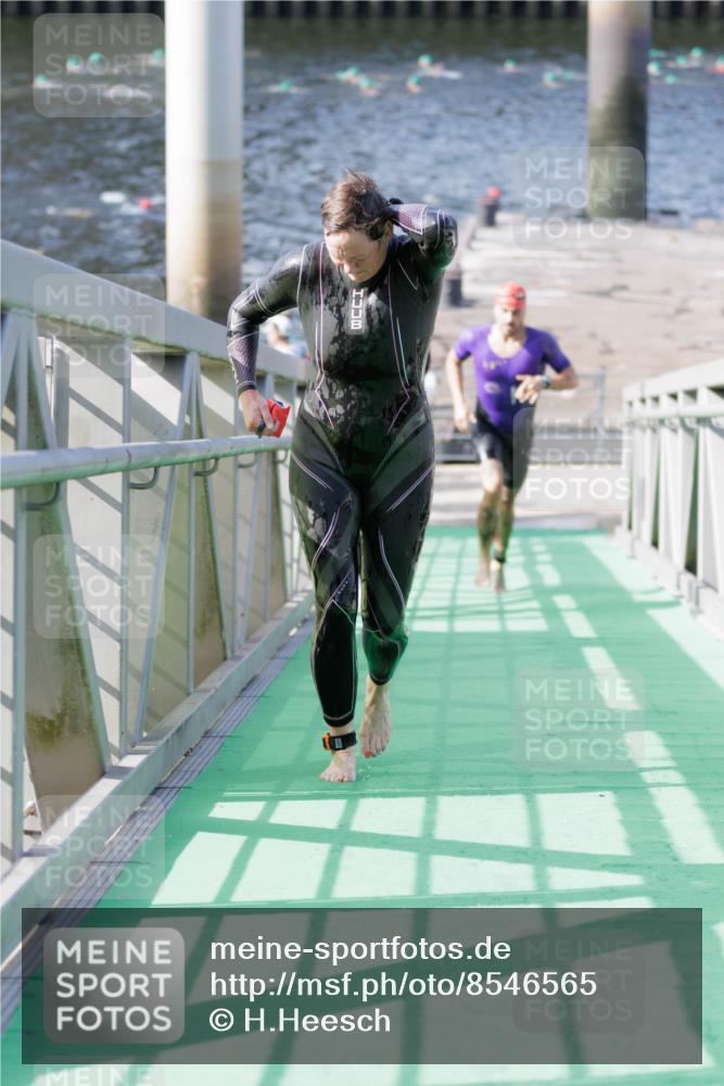 10.08.2025 - GEWOBA Citytriathlon Bremen H.Heesch http://msf.ph/oto/8546565 10.08.2025 10:18:44 Schwimmen 349, 376, 502 meine-sportfotos.de