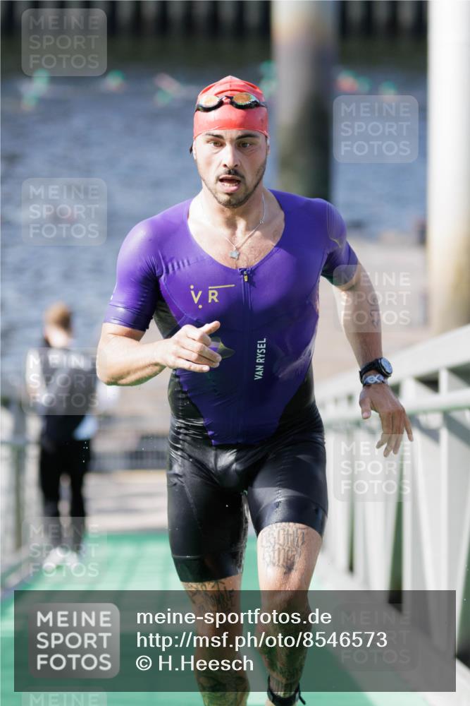 10.08.2025 - GEWOBA Citytriathlon Bremen H.Heesch http://msf.ph/oto/8546573 10.08.2025 10:18:48 Schwimmen 376, 502 meine-sportfotos.de