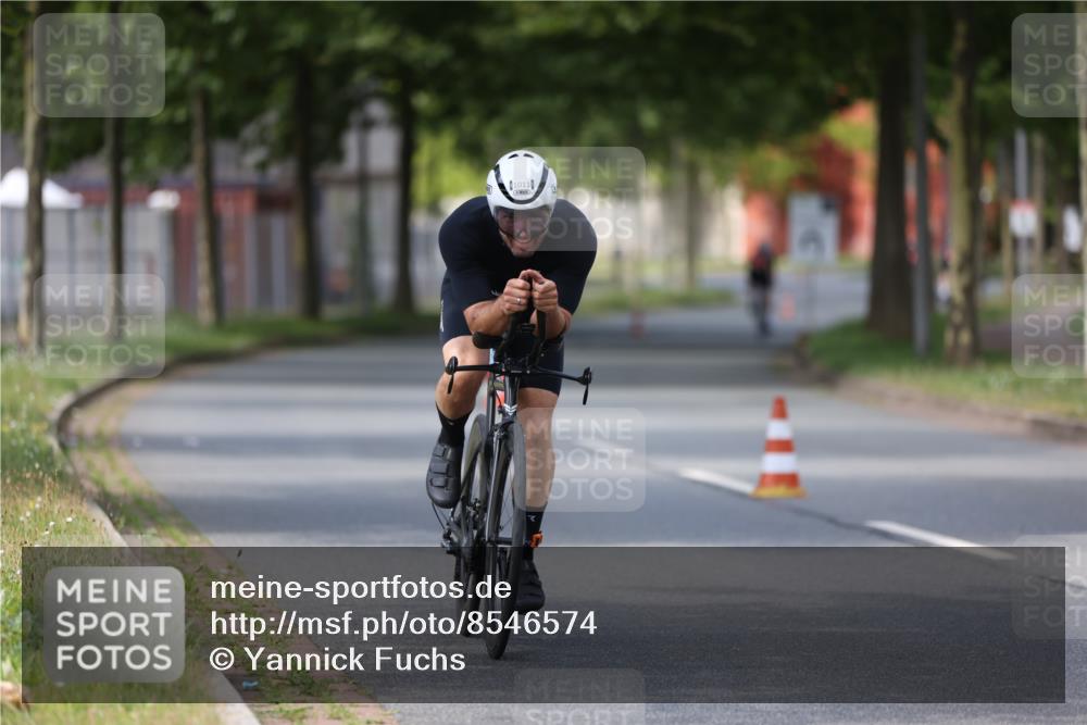 10.08.2025 - GEWOBA Citytriathlon Bremen Yannick Fuchs http://msf.ph/oto/8546574 10.08.2025 13:02:00 Radfahren 586, 731, 842, 923, 953, 964, 1011 meine-sportfotos.de