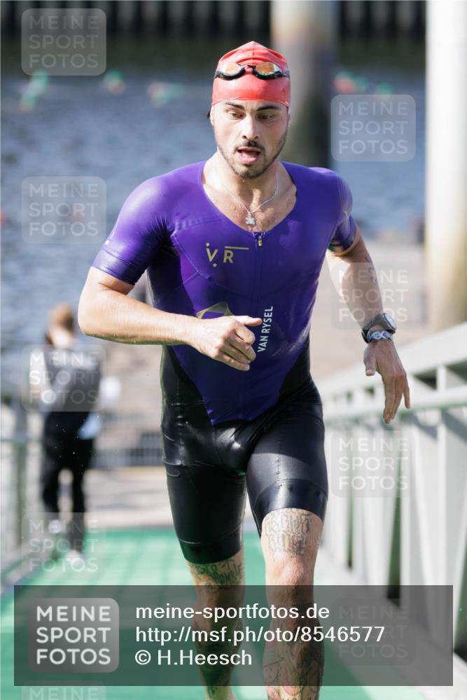 10.08.2025 - GEWOBA Citytriathlon Bremen H.Heesch http://msf.ph/oto/8546577 10.08.2025 10:18:48 Schwimmen 376, 502 meine-sportfotos.de