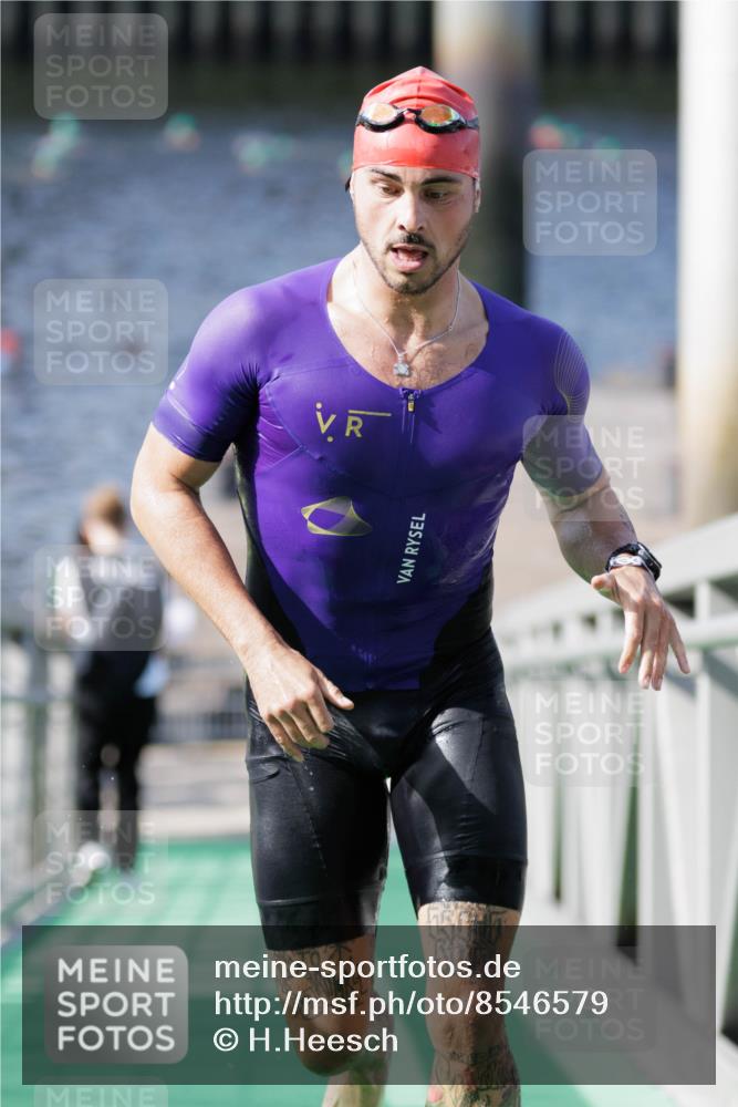 10.08.2025 - GEWOBA Citytriathlon Bremen H.Heesch http://msf.ph/oto/8546579 10.08.2025 10:18:48 Schwimmen 376, 502 meine-sportfotos.de