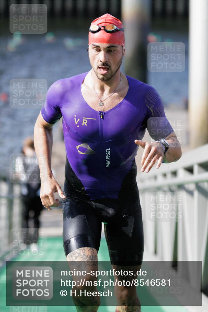 10.08.2025 - GEWOBA Citytriathlon Bremen H.Heesch http://msf.ph/oto/8546581 10.08.2025 10:18:48 Schwimmen 376, 502 meine-sportfotos.de