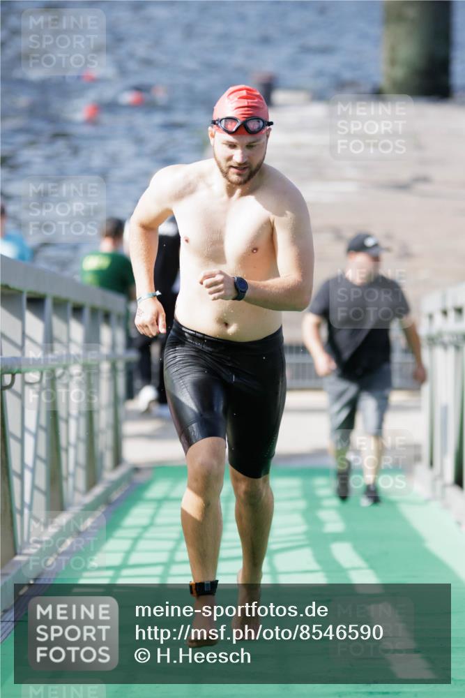10.08.2025 - GEWOBA Citytriathlon Bremen H.Heesch http://msf.ph/oto/8546590 10.08.2025 10:18:54 Schwimmen 355, 376 meine-sportfotos.de