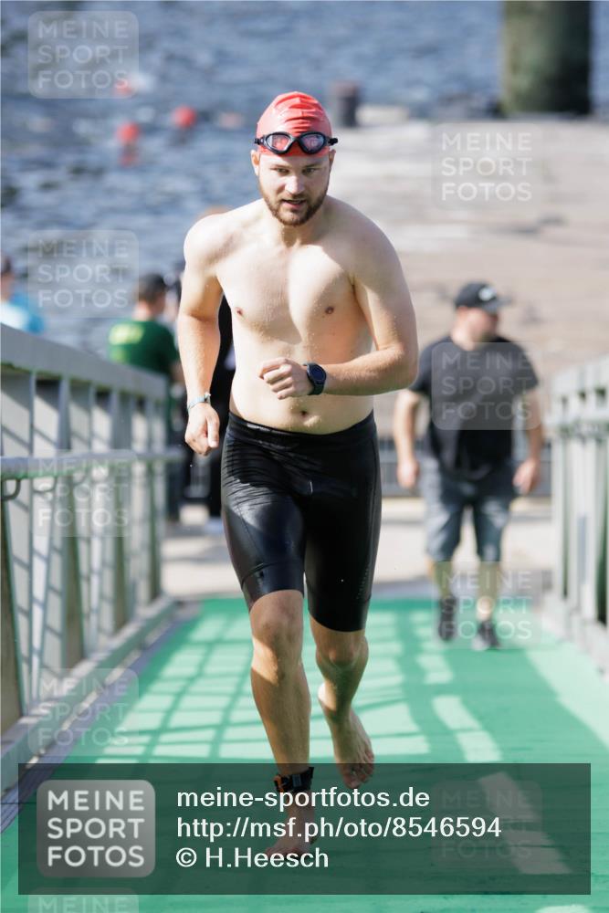 10.08.2025 - GEWOBA Citytriathlon Bremen H.Heesch http://msf.ph/oto/8546594 10.08.2025 10:18:54 Schwimmen 355, 376 meine-sportfotos.de