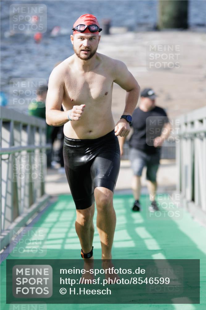 10.08.2025 - GEWOBA Citytriathlon Bremen H.Heesch http://msf.ph/oto/8546599 10.08.2025 10:18:54 Schwimmen 355, 376 meine-sportfotos.de