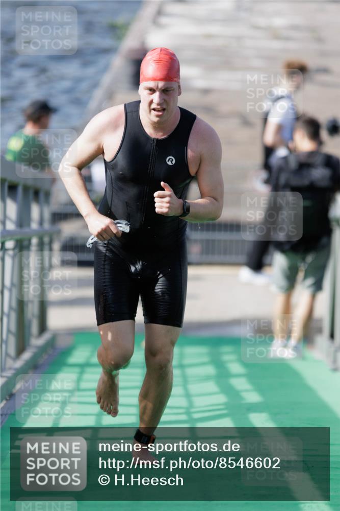 10.08.2025 - GEWOBA Citytriathlon Bremen H.Heesch http://msf.ph/oto/8546602 10.08.2025 10:19:04 Schwimmen 355, 370 meine-sportfotos.de