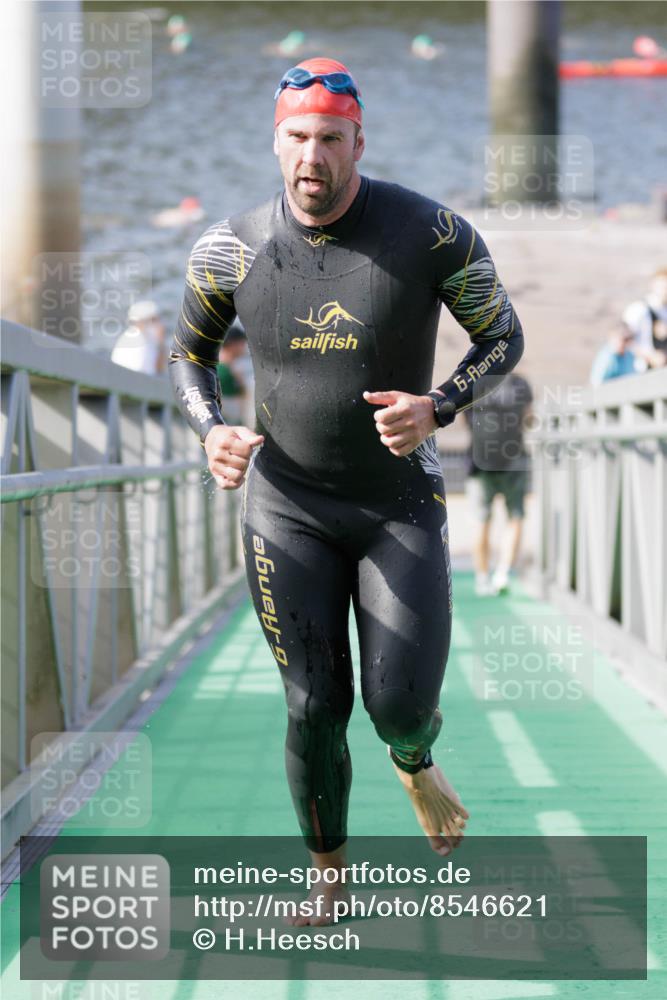 10.08.2025 - GEWOBA Citytriathlon Bremen H.Heesch http://msf.ph/oto/8546621 10.08.2025 10:19:13 Schwimmen 370, 408 meine-sportfotos.de