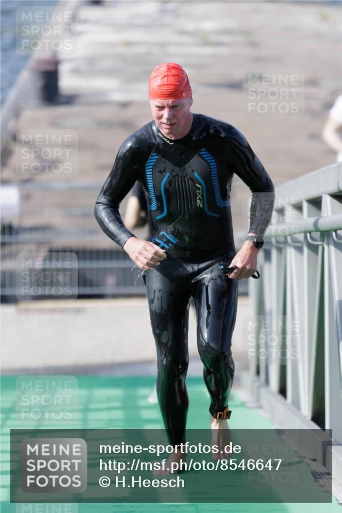 10.08.2025 - GEWOBA Citytriathlon Bremen H.Heesch http://msf.ph/oto/8546647 10.08.2025 10:19:26 Schwimmen 426 meine-sportfotos.de