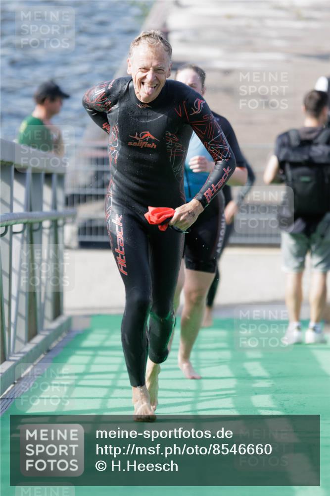 10.08.2025 - GEWOBA Citytriathlon Bremen H.Heesch http://msf.ph/oto/8546660 10.08.2025 10:19:40 Schwimmen 420, 434, 448 meine-sportfotos.de