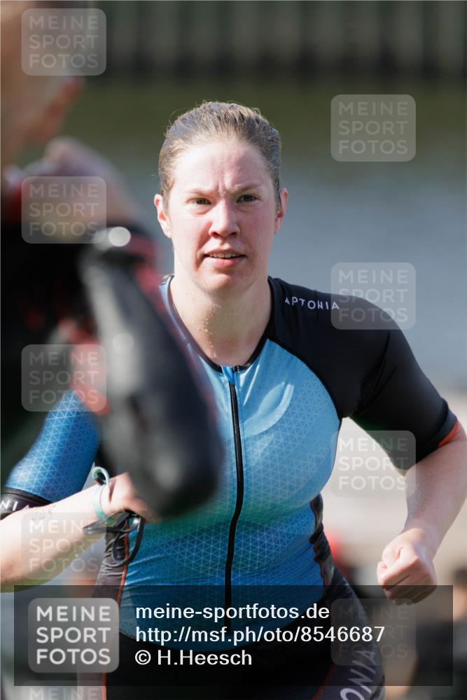 10.08.2025 - GEWOBA Citytriathlon Bremen H.Heesch http://msf.ph/oto/8546687 10.08.2025 10:19:46 Schwimmen 384, 420, 434, 448, 466 meine-sportfotos.de