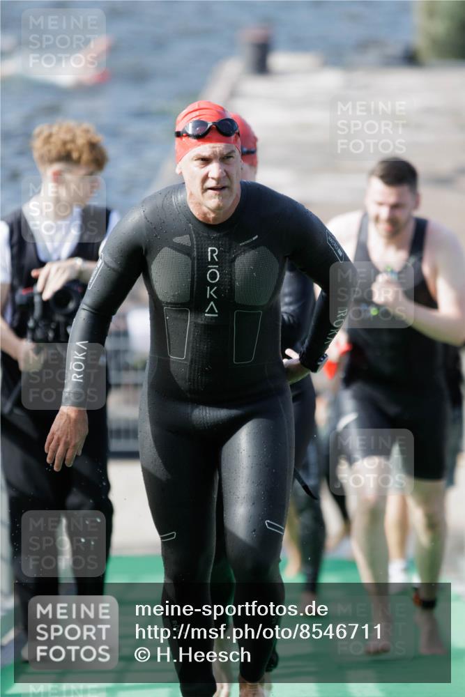 10.08.2025 - GEWOBA Citytriathlon Bremen H.Heesch http://msf.ph/oto/8546711 10.08.2025 10:19:50 Schwimmen 384, 420, 432, 448, 466 meine-sportfotos.de