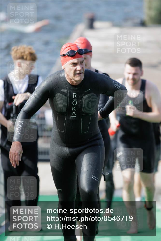 10.08.2025 - GEWOBA Citytriathlon Bremen H.Heesch http://msf.ph/oto/8546719 10.08.2025 10:19:50 Schwimmen 384, 420, 432, 448, 466 meine-sportfotos.de