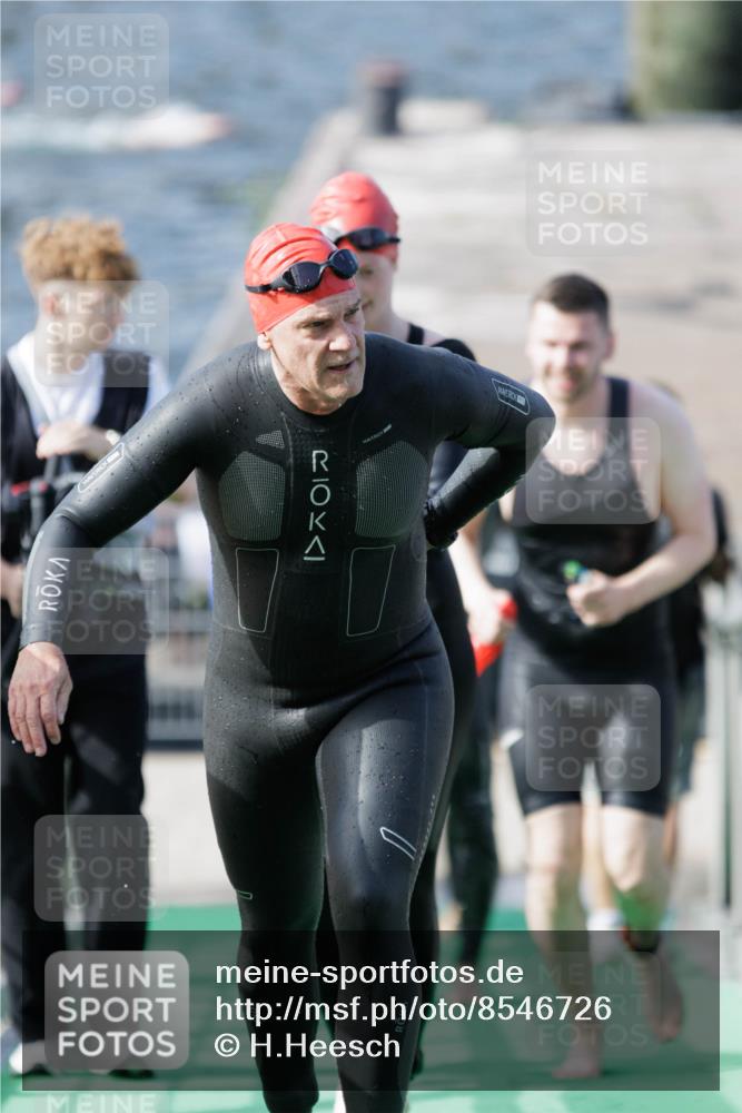 10.08.2025 - GEWOBA Citytriathlon Bremen H.Heesch http://msf.ph/oto/8546726 10.08.2025 10:19:50 Schwimmen 384, 420, 432, 448, 466 meine-sportfotos.de