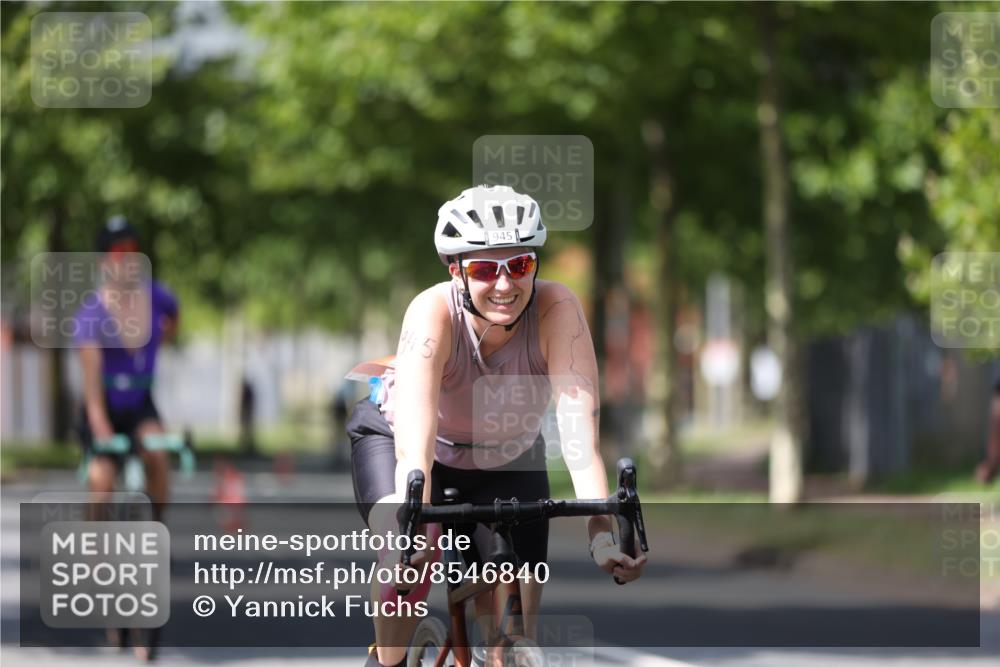 10.08.2025 - GEWOBA Citytriathlon Bremen Yannick Fuchs http://msf.ph/oto/8546840 10.08.2025 13:03:07 Radfahren 651, 668, 693, 898, 945, 1020 meine-sportfotos.de