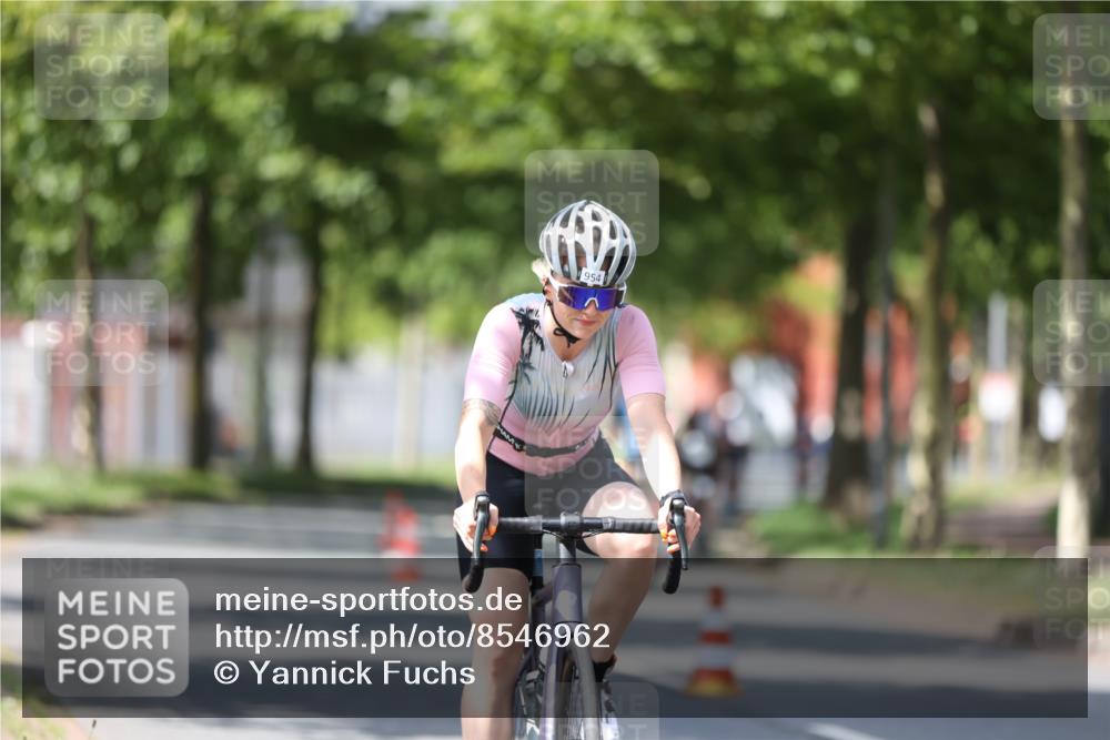 10.08.2025 - GEWOBA Citytriathlon Bremen Yannick Fuchs http://msf.ph/oto/8546962 10.08.2025 13:03:23 Radfahren 633, 651, 727, 748, 898, 954 meine-sportfotos.de
