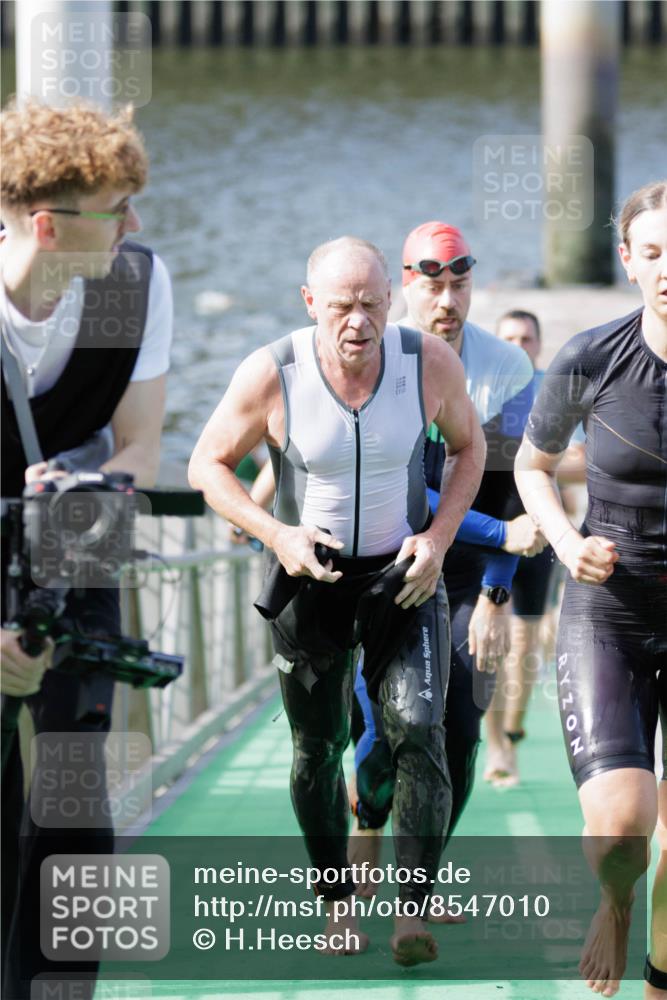 10.08.2025 - GEWOBA Citytriathlon Bremen H.Heesch http://msf.ph/oto/8547010 10.08.2025 10:20:01 Schwimmen 352, 390, 405, 432, 451, 483 meine-sportfotos.de