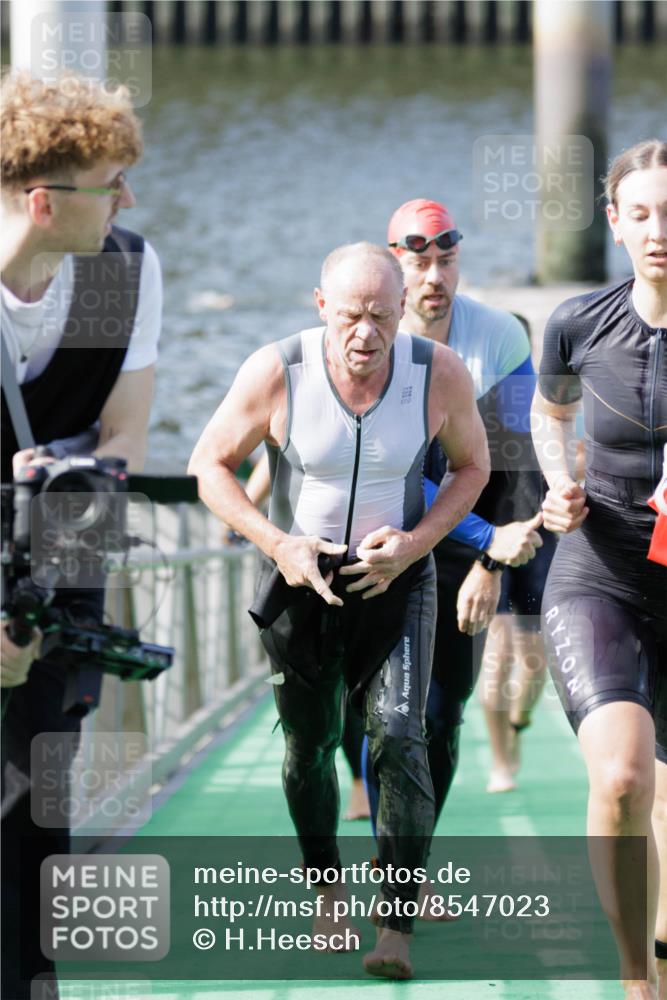 10.08.2025 - GEWOBA Citytriathlon Bremen H.Heesch http://msf.ph/oto/8547023 10.08.2025 10:20:01 Schwimmen 352, 390, 405, 432, 451, 483 meine-sportfotos.de