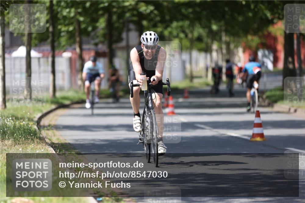 10.08.2025 - GEWOBA Citytriathlon Bremen Yannick Fuchs http://msf.ph/oto/8547030 10.08.2025 13:03:46 Radfahren 574, 676, 753, 812, 823, 908, 925, 965, 1007 meine-sportfotos.de