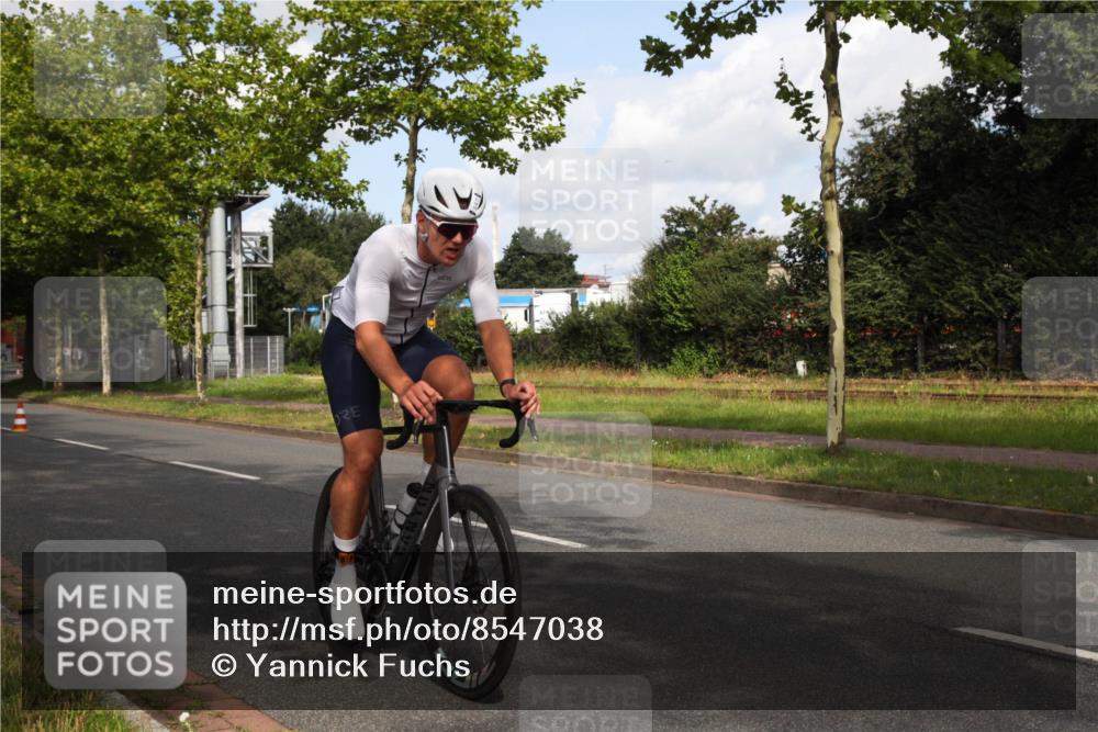 10.08.2025 - GEWOBA Citytriathlon Bremen Yannick Fuchs http://msf.ph/oto/8547038 10.08.2025 10:49:53 Radfahren 147, 353, 408, 432, 441 meine-sportfotos.de