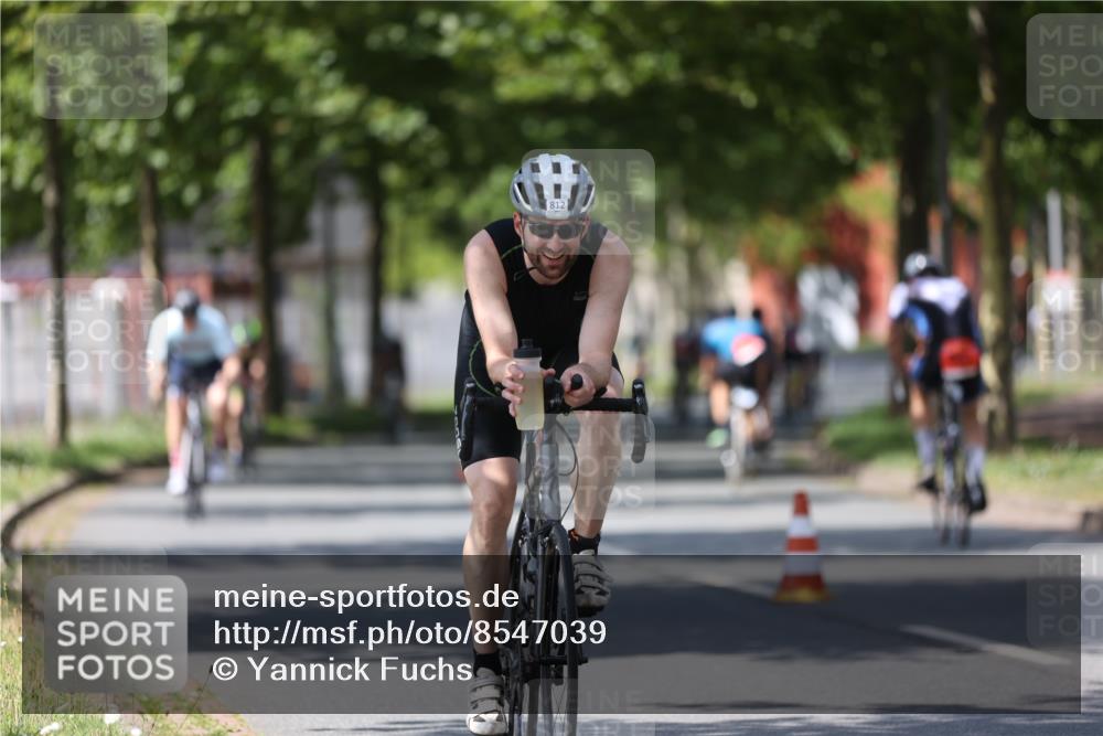 10.08.2025 - GEWOBA Citytriathlon Bremen Yannick Fuchs http://msf.ph/oto/8547039 10.08.2025 13:03:47 Radfahren 574, 676, 685, 753, 812, 823, 908, 925, 965, 1007 meine-sportfotos.de