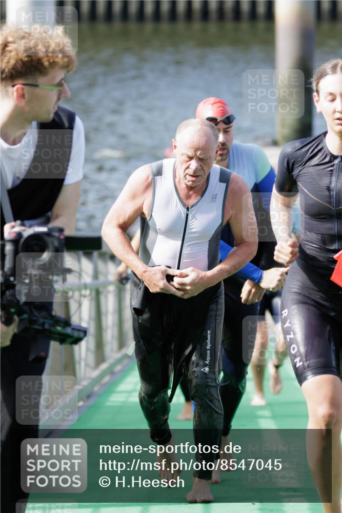 10.08.2025 - GEWOBA Citytriathlon Bremen H.Heesch http://msf.ph/oto/8547045 10.08.2025 10:20:01 Schwimmen 352, 390, 405, 432, 451, 483 meine-sportfotos.de