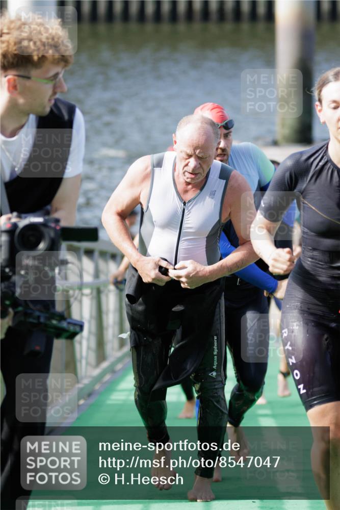 10.08.2025 - GEWOBA Citytriathlon Bremen H.Heesch http://msf.ph/oto/8547047 10.08.2025 10:20:01 Schwimmen 352, 390, 405, 432, 451, 483 meine-sportfotos.de