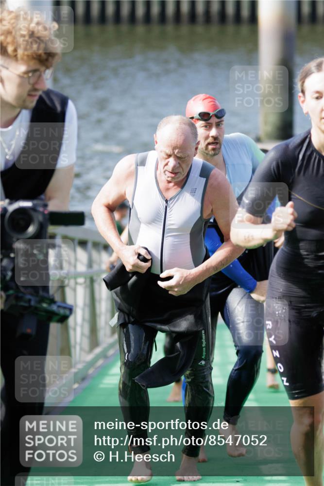 10.08.2025 - GEWOBA Citytriathlon Bremen H.Heesch http://msf.ph/oto/8547052 10.08.2025 10:20:01 Schwimmen 352, 390, 405, 432, 451, 483 meine-sportfotos.de