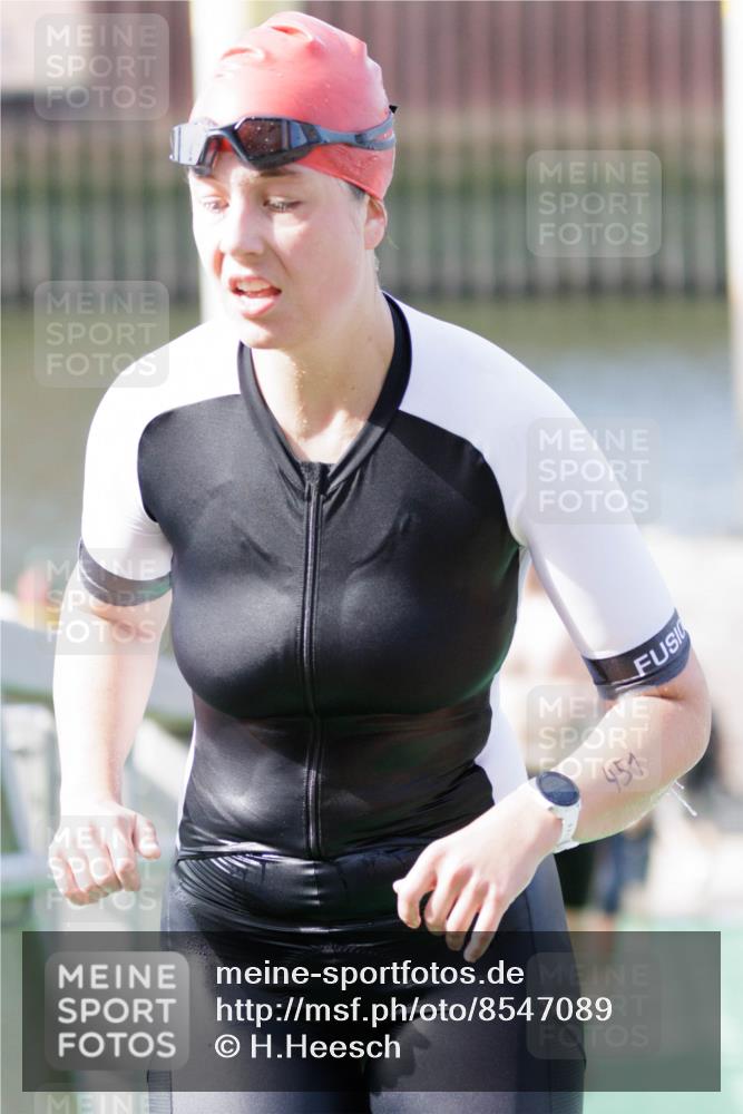 10.08.2025 - GEWOBA Citytriathlon Bremen H.Heesch http://msf.ph/oto/8547089 10.08.2025 10:20:08 Schwimmen 371, 390, 445, 451, 479 meine-sportfotos.de