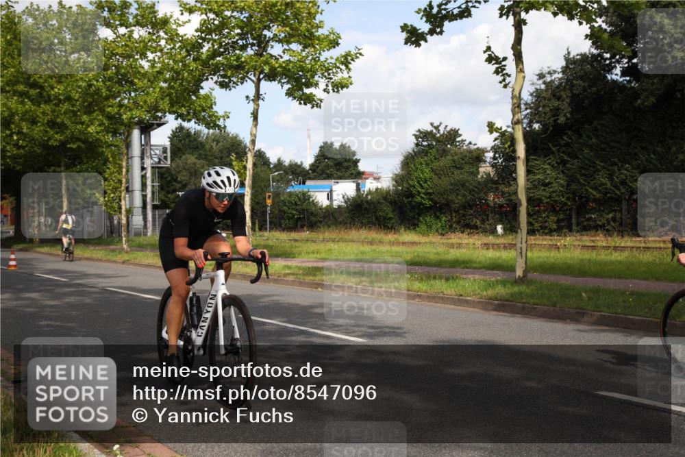 10.08.2025 - GEWOBA Citytriathlon Bremen Yannick Fuchs http://msf.ph/oto/8547096 10.08.2025 10:50:53 Radfahren 181, 370, 371, 377, 473, 508 meine-sportfotos.de